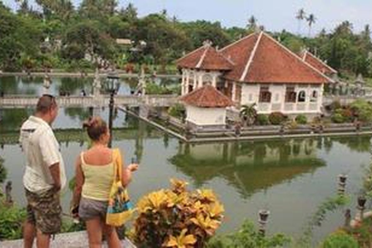 Turis asing tengah menikmati panorama Taman Soekasada Ujung, Karangasem, Bali.