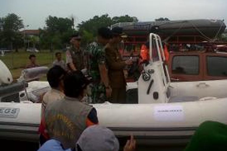 Gubernur Bengkulu, Junaidi Hamsyah bersama Kepala Komando Pendidikan dan Latihan Mabes TNI, Mayjen (mar) W. Mendra saat menginspeksi kelengkapan peralatan siaga bencana sebelum simulasi digelar