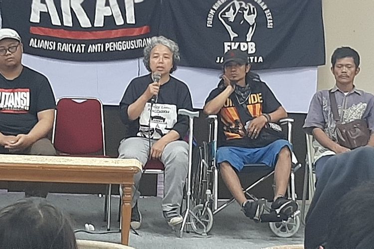 Eva (kedua dari kiri), warga RW 011 Tamansari Bandung saat menceritakan peristiwa penggusran rumahnya, di Kantor LBH Jakarta, Kamis (16/1/2020).