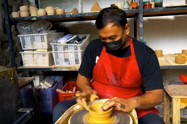 Roy Wibisono, pemilik usaha kerajinan keramik Naruna Ceramic asal Salatiga, Jawa Tengah 
