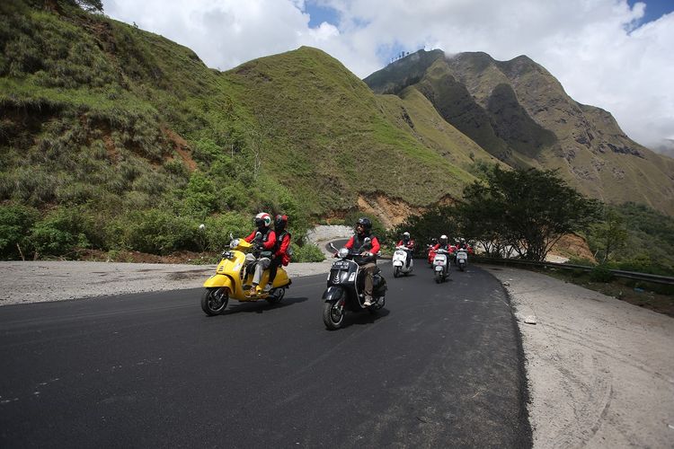 Rombongan turing PT Piaggio Indonesia menjelajahi Pulau Lombok dengan beragam kondisi alam, mulai dari pesisir pantai, pegunungan, dengan hamparan hutan menghijau, garis pantai yang panjang, dan bahkan areal tandus di beberapa titik.  