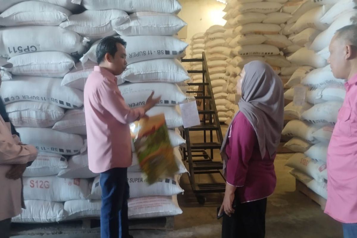 Calon Bupati Jember Muhammad Fawait saat berkunjung ke produsen Benih padi pada Sabtu (19/10/2024)