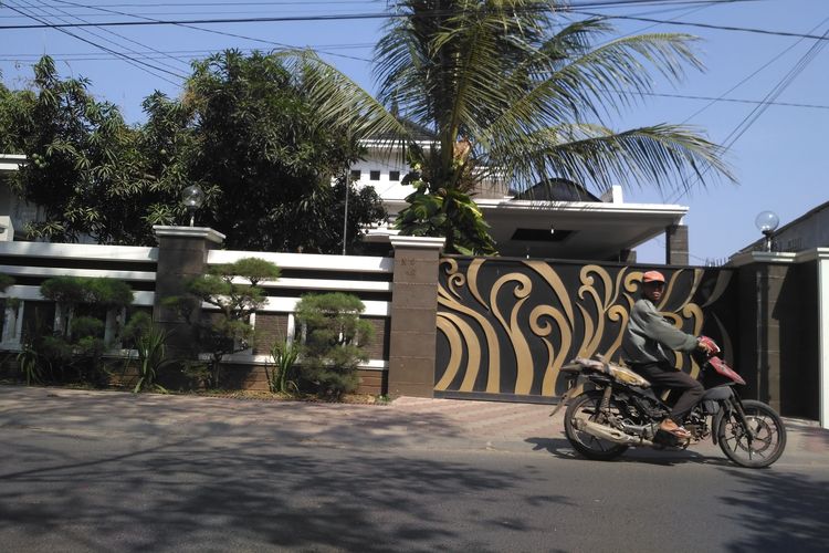 Rumah pribadi Bupati Lampung Utara Agung Ilmu Mangkunegara tampak sepi tanpa aktivitas, Senin (7/10/2019). Agung ditangkap KPK terkait proyek dinas PU Lampung Utara.