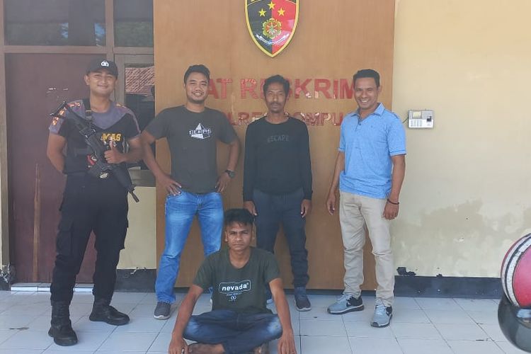 HE (27) pelaku pembunuhan SA (20) saat diamankan di Polres Dompu, Jumat (18/11/2022).