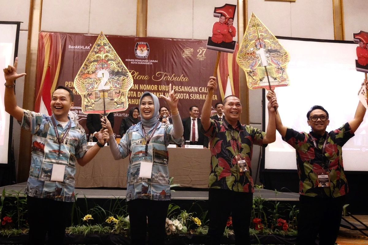 Dua pasangan calon wali kota dan wakil wali kota, Teguh Prakosa-Bambang Gage dan Respati Ardi-Astrid Widayani saat pengundian nomor urut Pemilihan Kepala Daerah (Pilkada) 2024 Kota Solo, Jawa Tengah (Jateng), pada Senin (23/9/2024)
