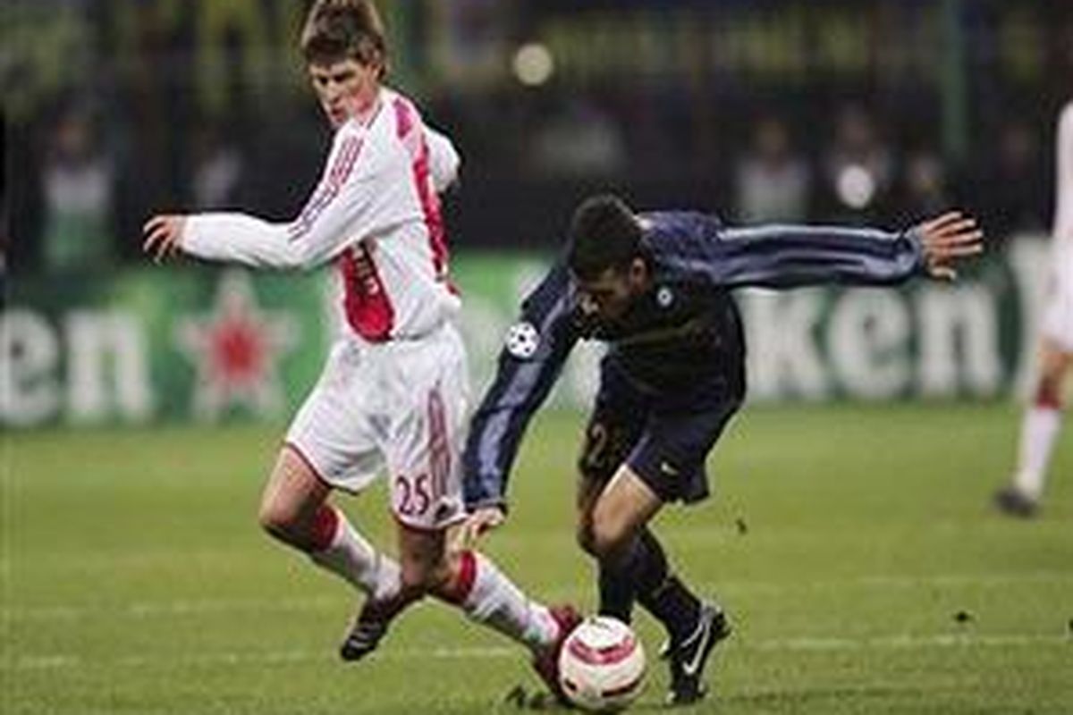 Klaas Jan Huntelaar (kiri)