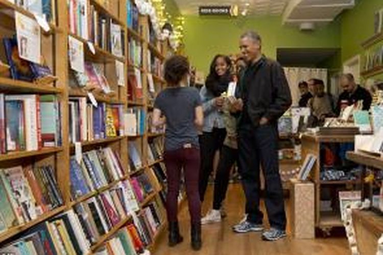 Presiden Barrack Obama dan Malia dan Sasha saat berbelanja buku di toko buku lokal