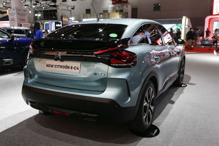 Mobil sport utility vehicle (SUV) listrik Citroen e-C4 dipamerkan di ajang Indonesia International Motor Show (IIMS) 2023 di JIExpo, Kemayoran, Jakarta Pusat, Kamis (16/2/2023). Tenaga Citroen e-C4 bersumber dari baterai lithium-ion berkapasitas 50 kWh bertegangan 400 volt, dapat melaju hingga 350 kilometer dalam kondisi baterai penuh.