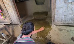 Bukan Semen, Lantai Rumah Suku Sasak Dilapisi Kotoran Sapi