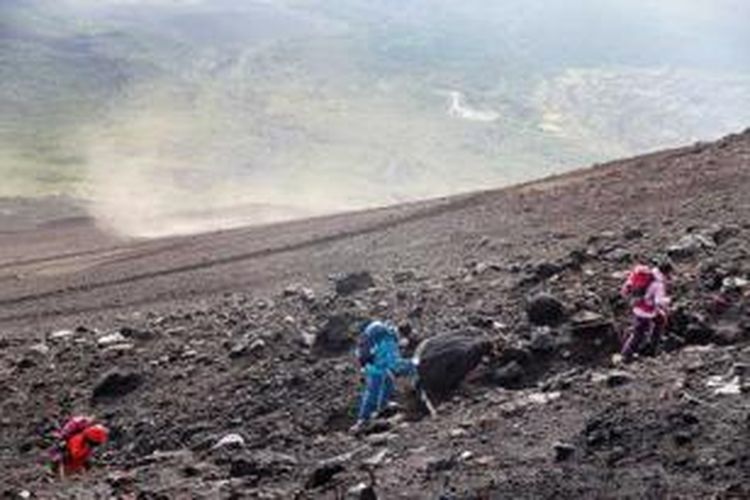 Jalur pendakian menjelang puncak Gunung Fuji (3.776 m). Lebih kurang 500.000 orang, sepertiganya turis mancanegara, mendaki Fuji setiap bulan Juli-Agustus.