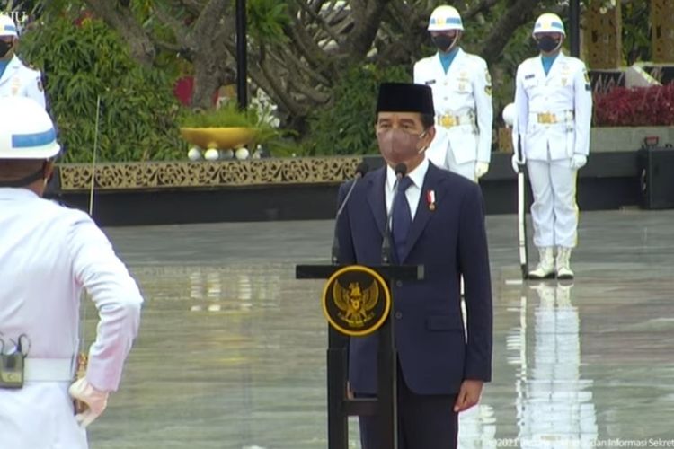 Presiden Joko Widodo saat menjadi inspektur upacara pada peringatan Hari Pahlawan Nasional 2021 di Taman Makam Pahlawan (TMP) Kalibata, Jakarta Selatan, Rabu (10/11/2021).