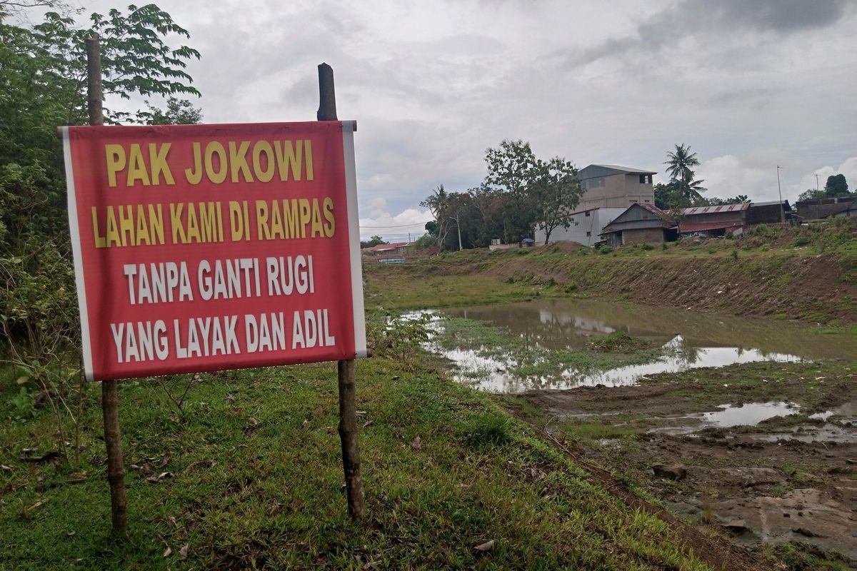 Puluhan masyarakat Tellumpoccoe, Marusu, Kabupaten Maros melakukan aksi demonstrasi dan memasang baliho di area tanahnya yang dijadikan jalur kereta api Sulsel tanpa dilakukan pembayaran.