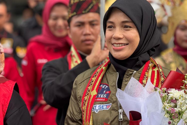Istri calon presiden nomor urut 3 Ganjar Pranowo, Siti Atikoh mengenakan jaket bomber Top Gun yang dipakai Ganjar-Mahfud saat debat ketiga Pilpres, ketika safari politik di Lampung Selatan, Selasa (9/1/2024).