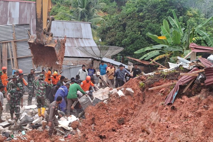 Satu Keluarga Tertimbun Longsor di Jambi, Dua Anak Tewas