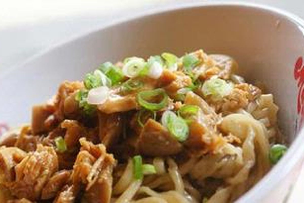 Mie ayam di resto Kencana, Bogor.