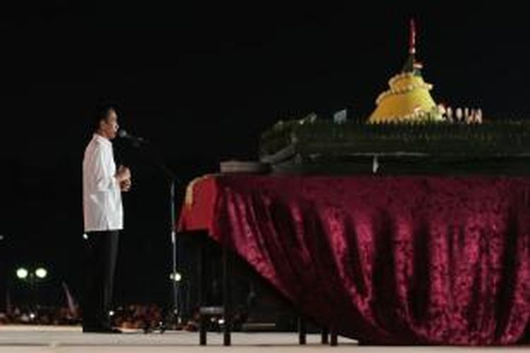 Presiden Joko Widodo atau dipanggil Jokowi diatas panggung pada acara syukuran rakyat salam 3 jari di Komplek Monas, Jakarta Pusat, Senin (20/10/2014).