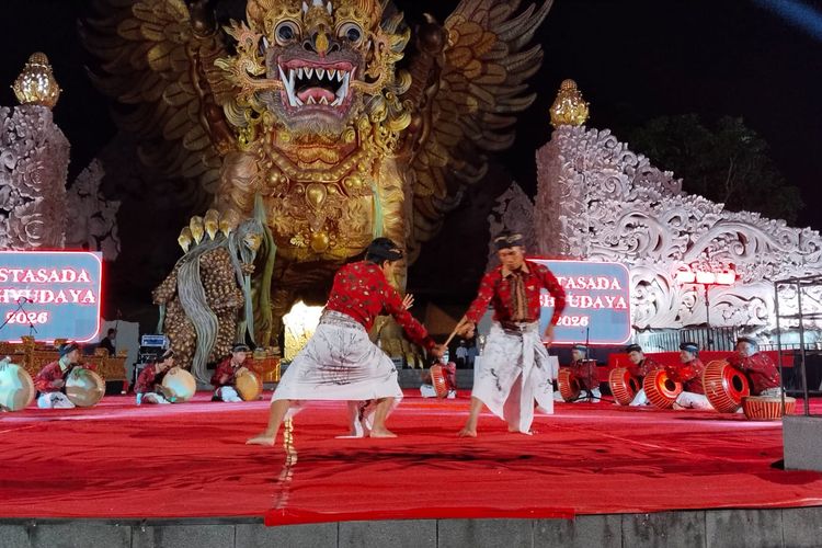 Penampilan tari burdah dalam Festival Seni, Adat, dan Budaya Kecamatan Sukasada (Festasada) 2026 di Taman Bung Karno, Kabupaten Buleleng, Bali, Minggu (19/4/2026) malam.
