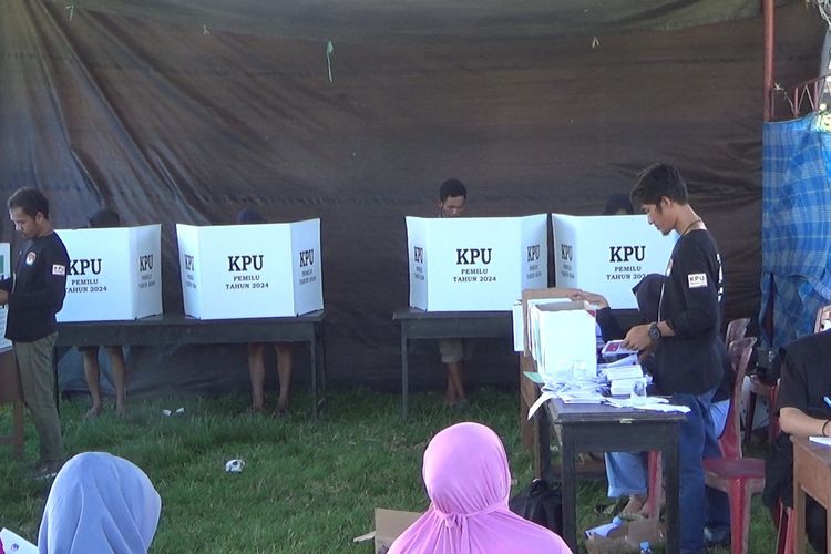 Suasana Pemungutan suara ulang di TPS 02 Desa Tombang Kecamatan Walenrang, Kabupaten Luwu, sulawesi Selatan, Sabtu (24/2/2024)