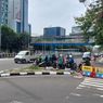 Santainya Pengendara Motor di Jakarta Melintas Tanpa Helm, Hanya Nyengir Saat Ditegur Petugas