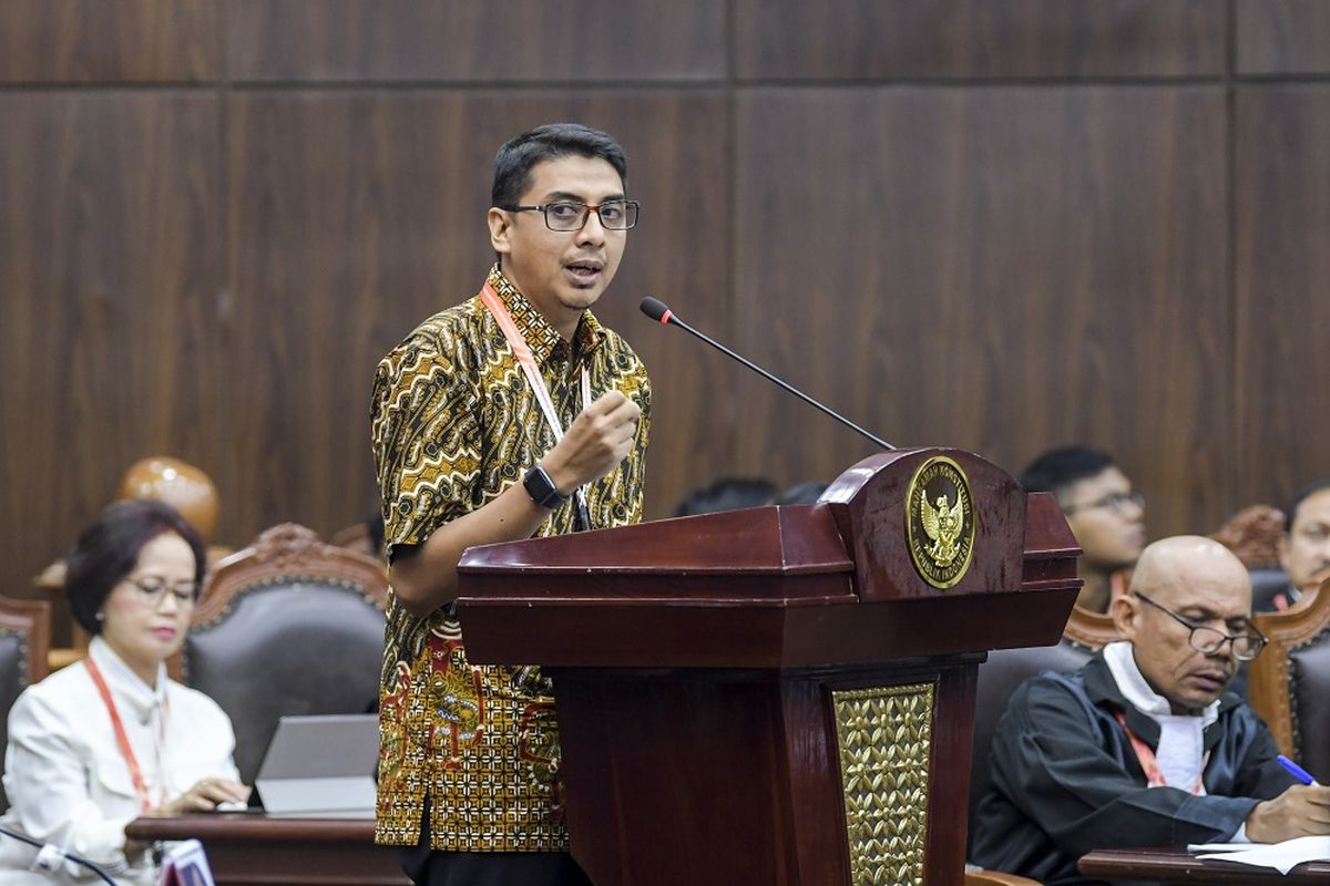Saksi ahli dari pemohon Zainal Arifin Mochtar memberikan keterangan dalam sidang uji formil UU KPK di Gedung Mahkamah Konstitusi, Jakarta, Rabu (19/2/2020). Sidang uji formil atas UU Nomor 30 Tahun 2002 tentang Komisi Pemberantasan Tindak Pidana Korupsi tersebut beragendakan mendengarkan keterangan saksi ahli dari pemohon yaitu ahli hukum tata negara Zainal Arifin Mochtar dan Bivitri Susanti. ANTARA FOTO/Galih Pradipta/hp.
