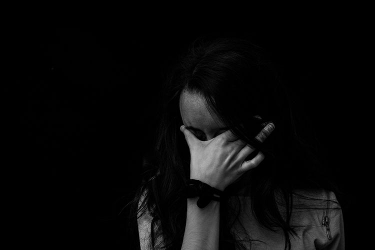 Ada beberapa cara yang bisa dilakukan untuk mengatasi survivor guilt, salah satunya adalah pentingnya tidak memikul beban ini sendirian.