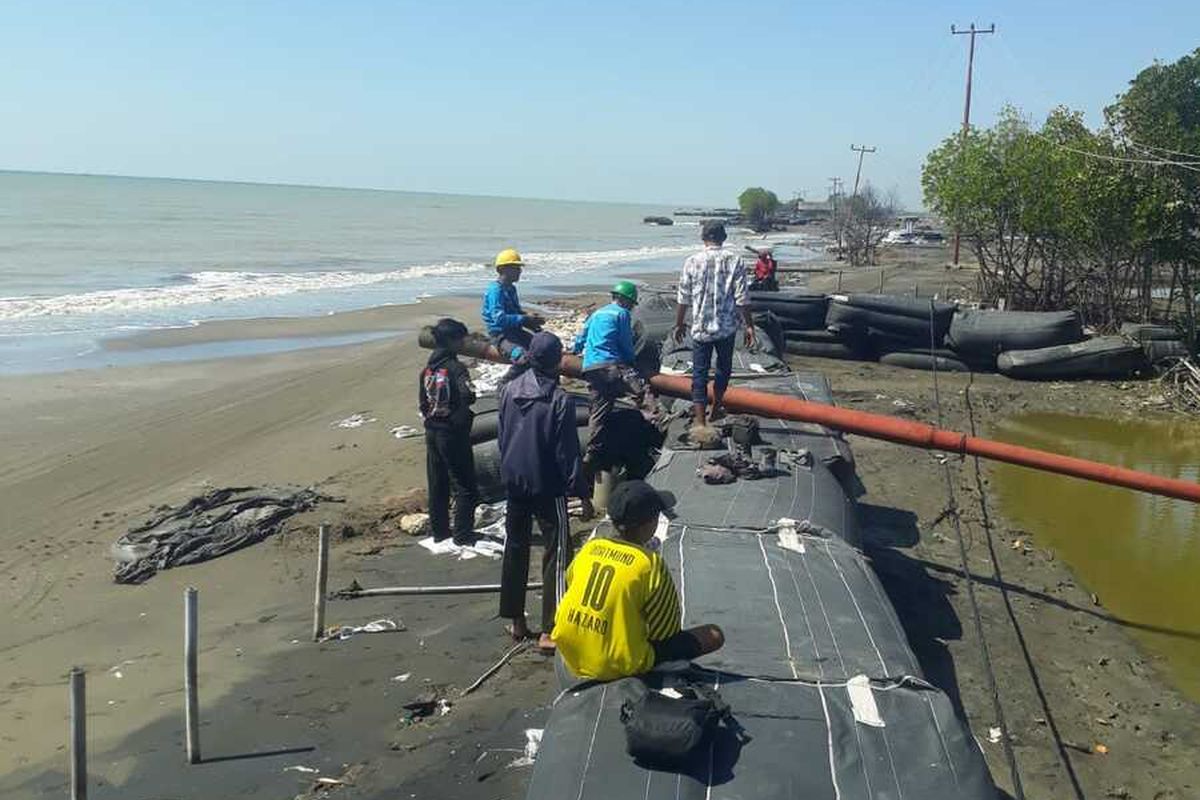 Petugas pelayanan teknik PLN tengah memperbaiki instalasi di wilayah abrasi di Desa Cemarajaya, Kecamatan Cibuaya, Kabupaten Karawang, Jawa Barat.