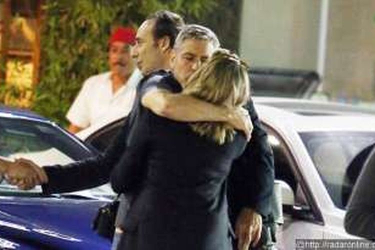 George Clooney tertangkap mata sedang memeluk seorang wanita berambut pirang di depan rumah makan Asanebo Sushi di Studio City, Calif. Rabu (16/3/2016) waktu setempat.