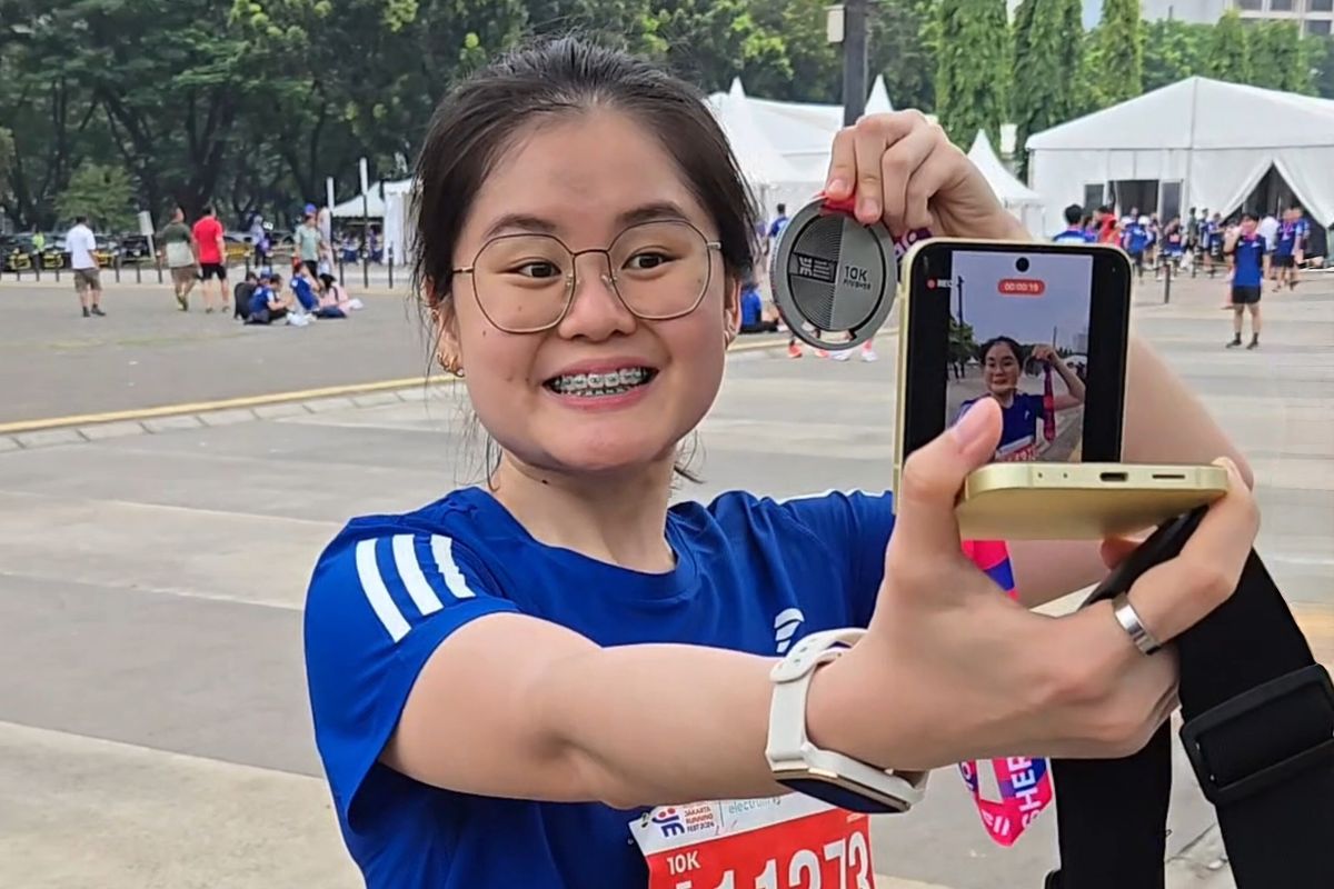 Samsung Galaxy Z Flip 6 dalam acara Jakarta Running Festival 2024, Sabtu (12/10/2024).