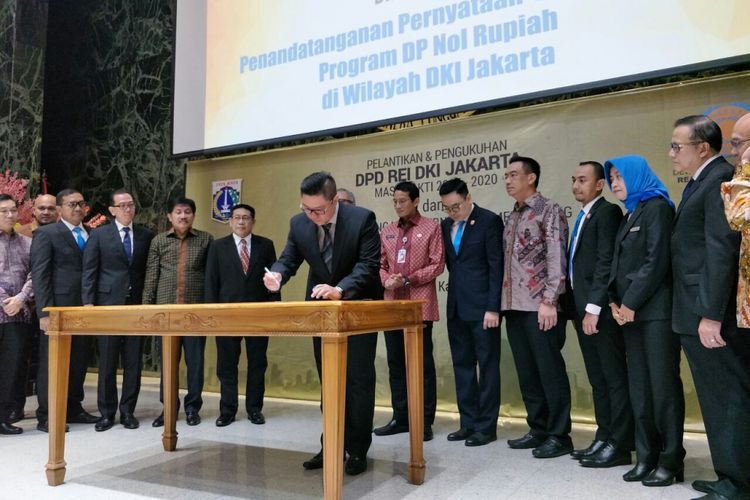 Para pengembang dari Realestat Indonesia (REI) menandatangani dukungan program DP 0 disaksikan oleh Wakil Gubernur DKI Jakarta Sandiaga Uno di Balai Kota DKI Jakarta, Kamis (18/1/2018). 