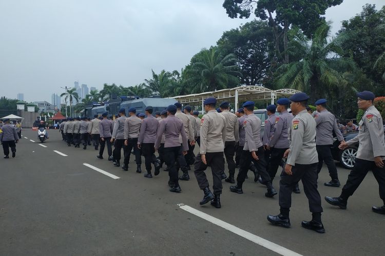 Sejumlah personel TNI dan Polri menggelar apel pengamanan menjelang aksi unjuk rasa terkait penolakan RUU Omnibus Law di Gedung DPR, Senayan, Jakarta, Senin (20/1/2020).