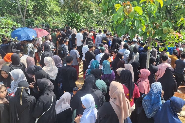 Ratusan pelayat mengiringi prosesi pemakaman korban kecelakaan bus SMK Lingga Kencana Depok, Jawa Barat. Minggu, (12/5/2024).