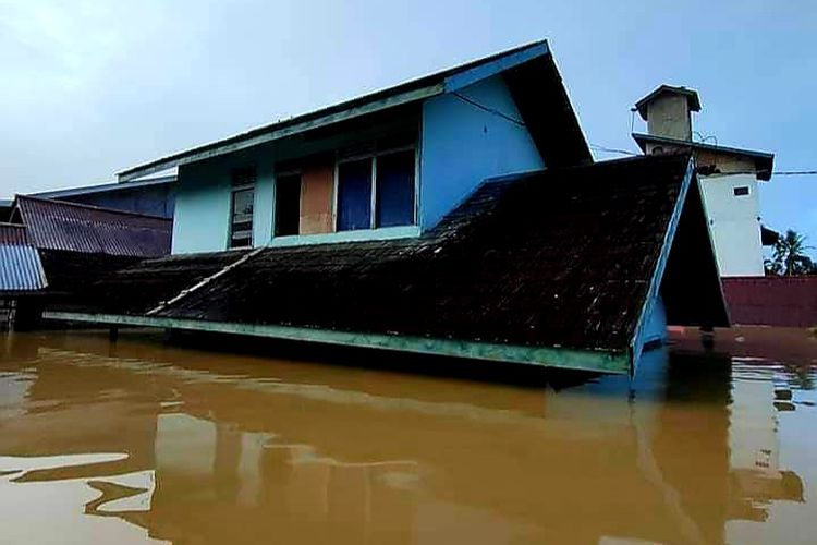 Sebanyak 12 kecamatan di Kabupaten Sintang, Kalimantan Barat (Kalbar) terendam banjir. Bahkan ketinggian air mencapai hingga 2 meter. 