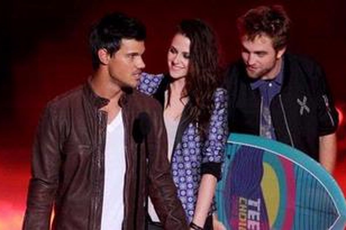 Tiga bintang film Twilight, Taylor Lautner, Kristen Stewart, dan Robert Pattinson (dari kiri ke kanan), menerima penghargaan The Ultimate Choice pada 2012 Teen Choice Awards di Gibson Amphitheatre, Universal City, California (AS), 22 Juli 2012.