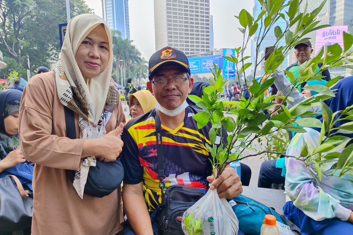 Hairuddin, warga asal Tangerang ini antusias memilih bebih pohon yang dibagikan saat CFD Sudirman-Thamrin, Minggu (1/10/2023) pagi.