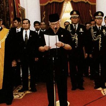 Presiden Soeharto saat mengumumkan mundur dari jabatannya di Istana Merdeka, pada 21 Mei 1998.
