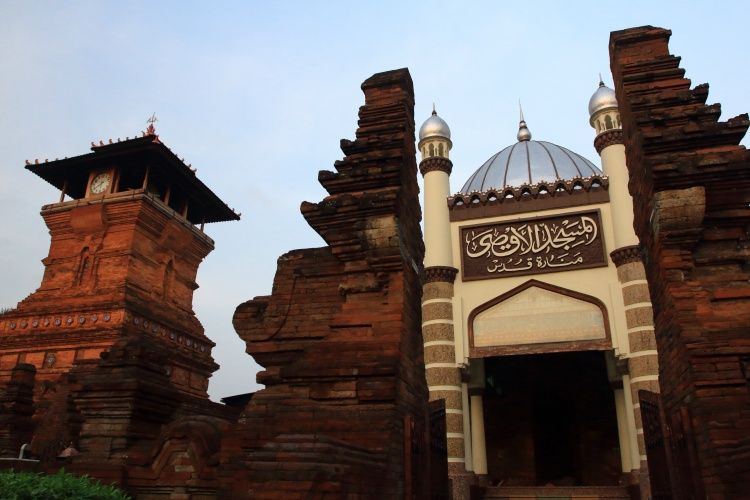 Pintu Masuk Masjid Menara Kudus yang dipercaya terdapat Rajah Kalacakra