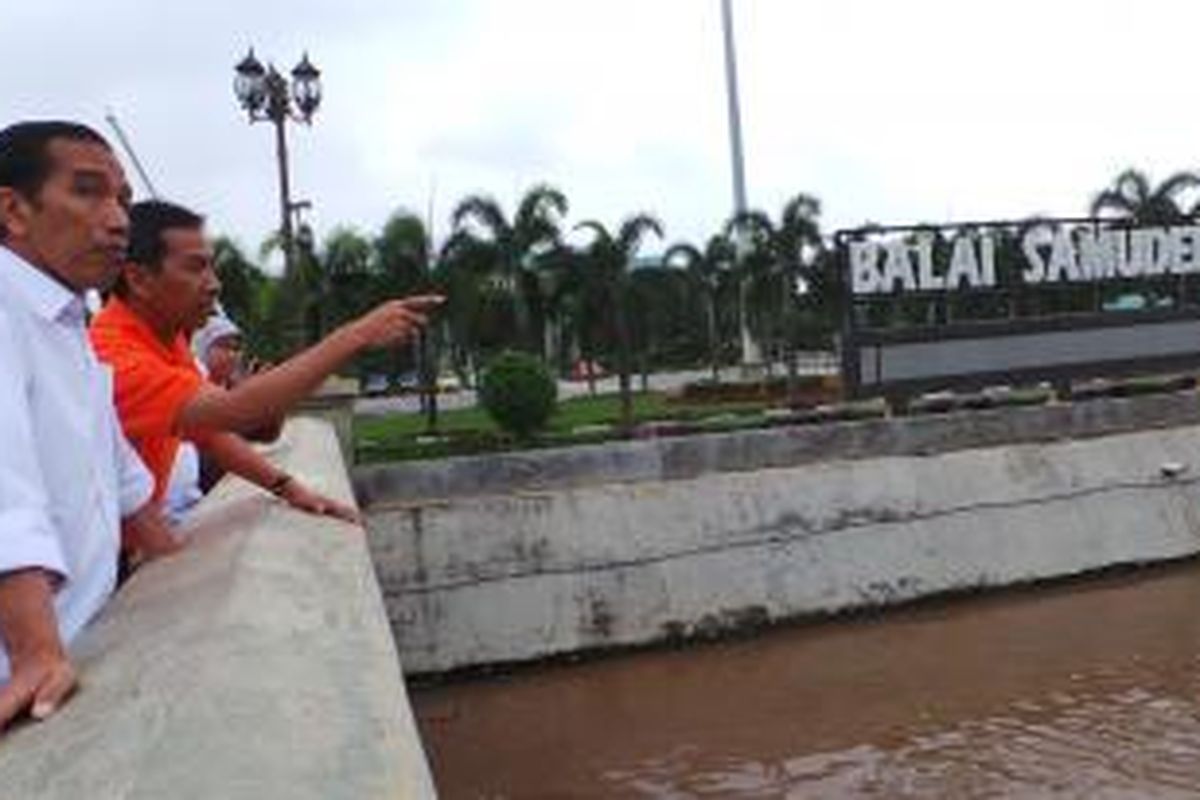 Gubernur DKI Jakarta Joko Widodo saat memantau banjir di kawasan Kelapa Gading, Jakarta Utara, Sabtu (18/1/2014).