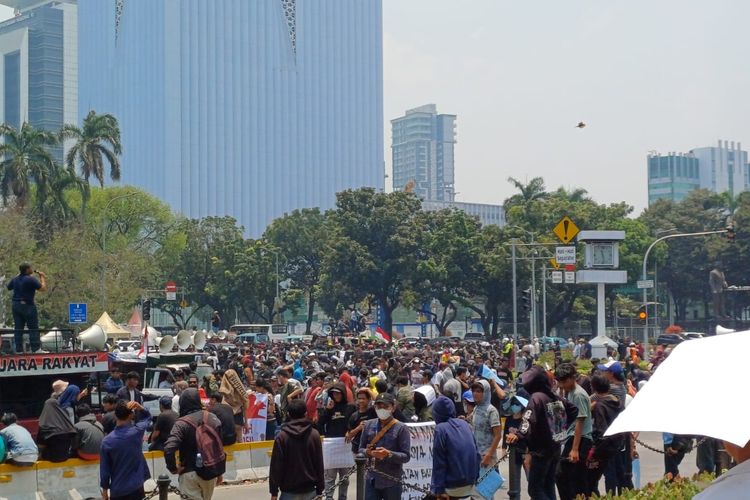 Jalan Medan Merdeka Barat dipenuhi massa pengunjuk rasa jelang pembacaan putusan gugatan terkait batas usia capres cawapres di Mahkamah Konstitusi, Gambir, Jakarta Pusat, Senin (16/10/2023). (KOMPAS.com/XENA OLIVIA))