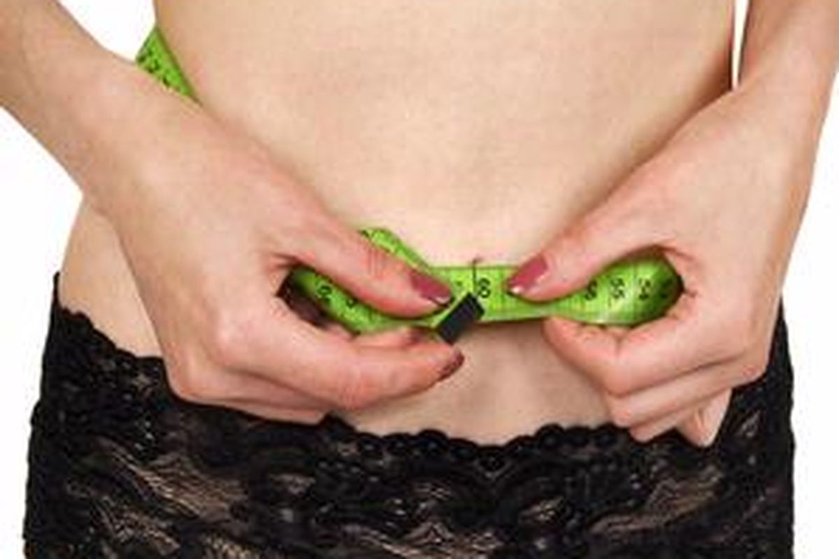 Hati-hati dalam melakukan diet. Konsultasikan dengan dokter untuk memilih diet yang aman, sertai dengan olahraga teratur untuk menurunkan berat badan.