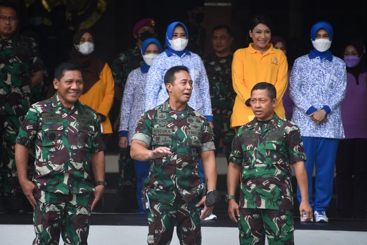 Panglima TNI Jenderal Andika Perkasa bersama Ketua Umum Dharma Pertiwi Hetty Andika Perkasa mengunjungi Markas Komando Armada I (Kormada) di Jalan Gunung Sahari, Jakarta Pusat, Senin (20/12/2021).