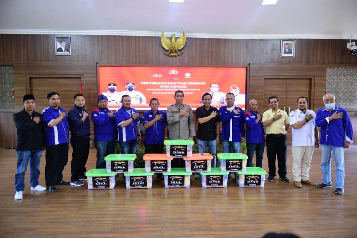 Buruh Jawa Barat menerima 1.500 paket sembako dari Kapolri yang berlangsung di Mapolda Jawa Barat, Jumat (10/6/2022).