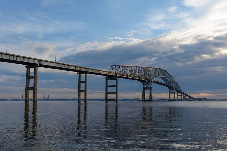 Jembatan Francis Scott Key di Baltimore, Amerika Serikat yang ambruk setelah ditabrak kapal kontainer.