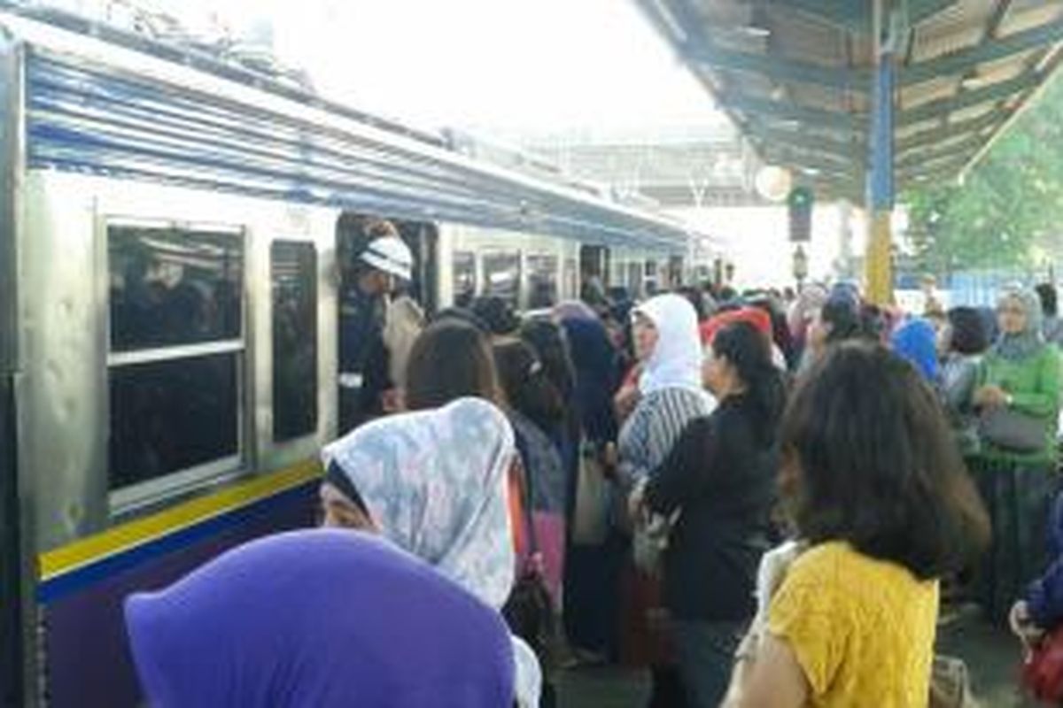 Penumpang yang akan masuk KRL di Stasiun Depok Baru, Senin (2/6/2014).