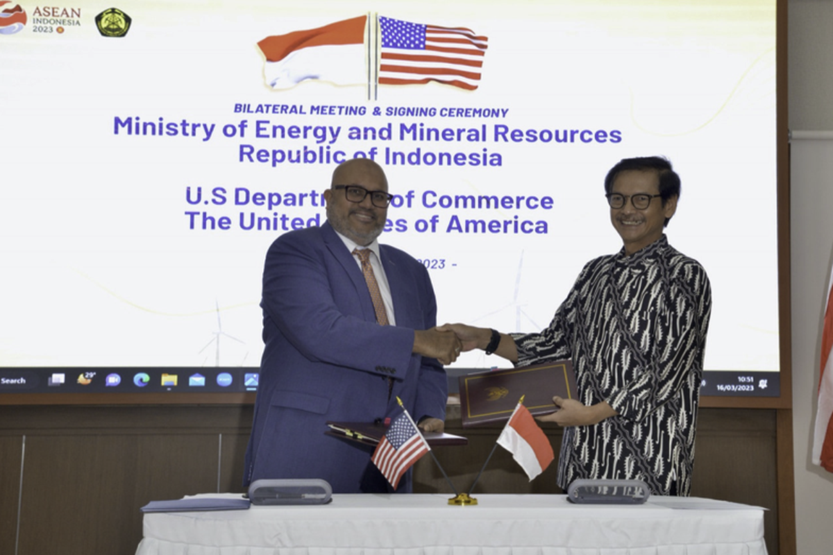 Sekretaris Jenderal Kementerian ESDM Rida Mulyana bersama Assistant Secretary of Commerce dan Director General of the U.S. and Foreign Commercial Service, U.S. Department of Commerce Arun Venkataraman menandatangani kerja sama Indonesia-AS.