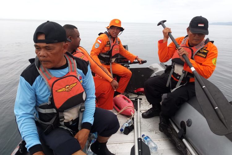 Tim SAR gabungan yang menyusuri lokasi perahu longboat berpenumpang 2 orang yang hilang kontak di perairan Manokwari Selatan. 