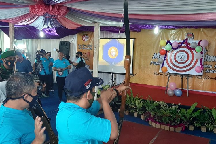 Bupati Gunungkidul Badingah, Ketua KPU Gunungkidul Ahmadi Ruslan Hani Saat Peluncuran Maskot Pilkada 2020 di Kantor KPU Gunungkidul, Kapanewon Wonosari, Selasa (2/9/2020)