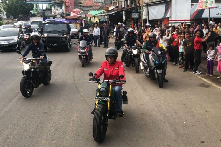 Presiden Joko Widodo berjaket merah menunggangi motor barunya bergaya tracker menuju Pasar Anyar, Kota Tangerang, Banten, Minggu (4/11/2018).