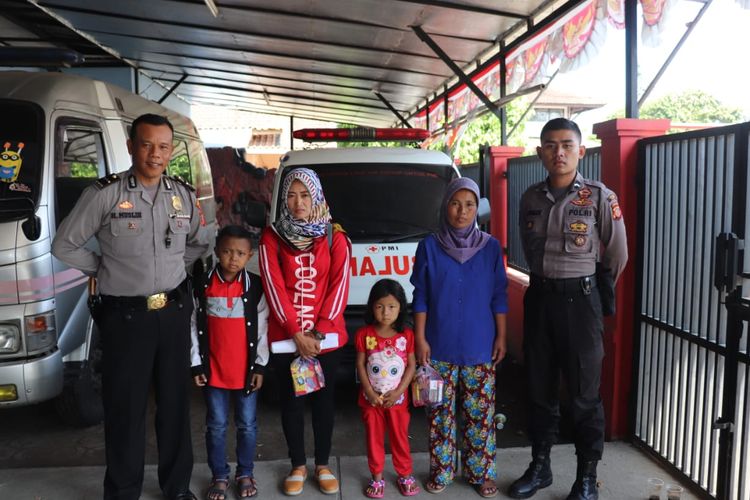 Kasubag Humas Polres Garut, Ipda Muslih Hidayat bersama anak penderita Thalasemia dan orangtuanya usai mendonorkan darahnya di kantor UPT PMI Garut, Selasa (11/06/2019)