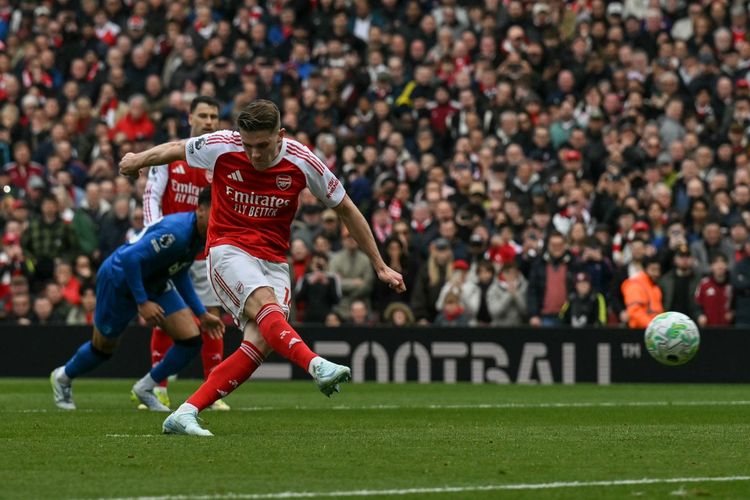 Viktor Gyokeres mencetak gol penalti dalam pertandingan sepak bola Liga Inggris antara Arsenal vs Bournemouth di Stadion Emirates di London pada 11 April 2026. (Foto oleh Glyn KIRK / AFP)