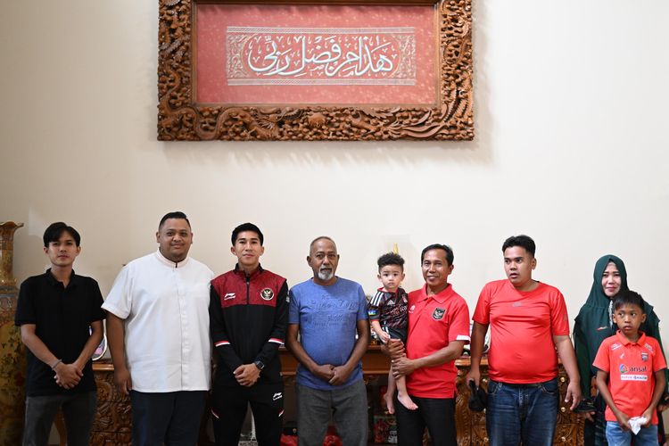 Usai mengikuti gelaran SEA Games 2023 Kamboja dan memperoleh emas, pemain Timnas Indonesia Muhammad Taufany bersama keluarga bertemu dengan Presiden klub Borneo FC Nabil Husein dirumahnya, Rabu (24/5/2023) siang.